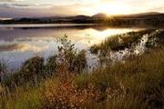 lago rural al atardecer