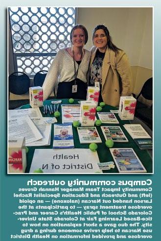 Foto de la gerente del Equipo de Impacto Comunitario, Hannah Groves, y la especialista en extensión y educación, Rachel Larson, entregando Narcan (naloxona), un aerosol para el tratamiento de sobredosis de opiáceos, a los participantes en la Feria de Aprendizaje Basado en la Práctica y Csareer de la Escuela de Salud Pública de Colorado en la Universidad Estatal de Colorado. El dúo dio una breve explicación sobre cómo usar Narcan para ayudar a revivir a alguien durante una sobredosis de drogas y brindó información sobre los programas del Distrito de Salud.